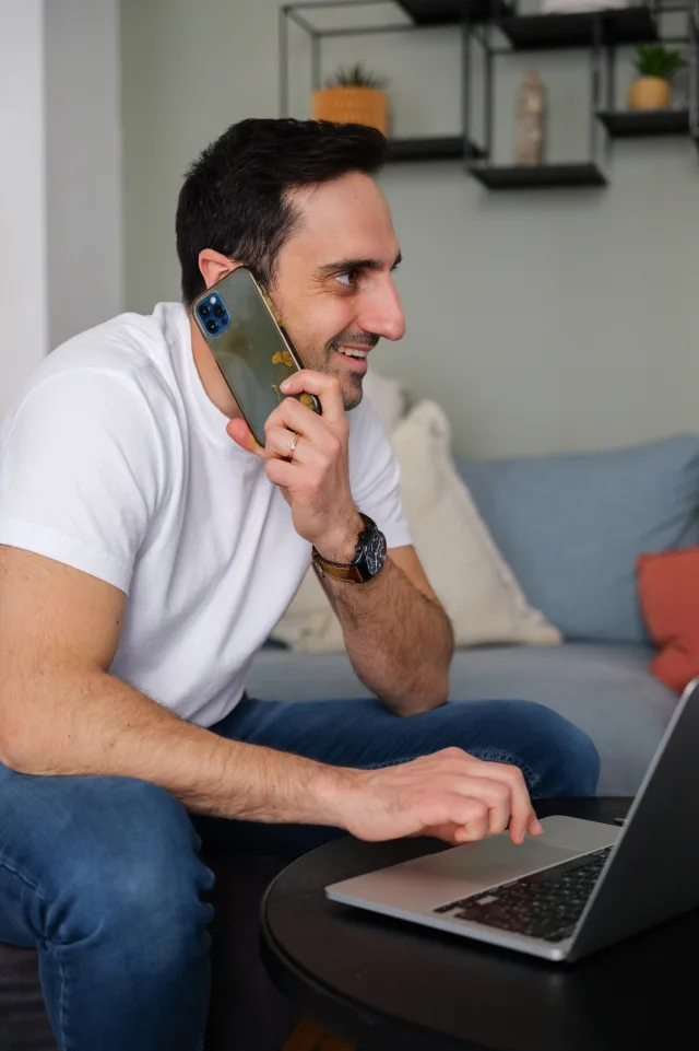 Julien Maslard, coach Sales et RevOps au téléphone avec un client