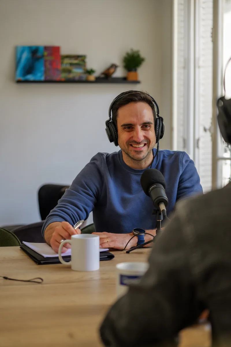 Julien Maslard enregistrant le podcast Engrenages