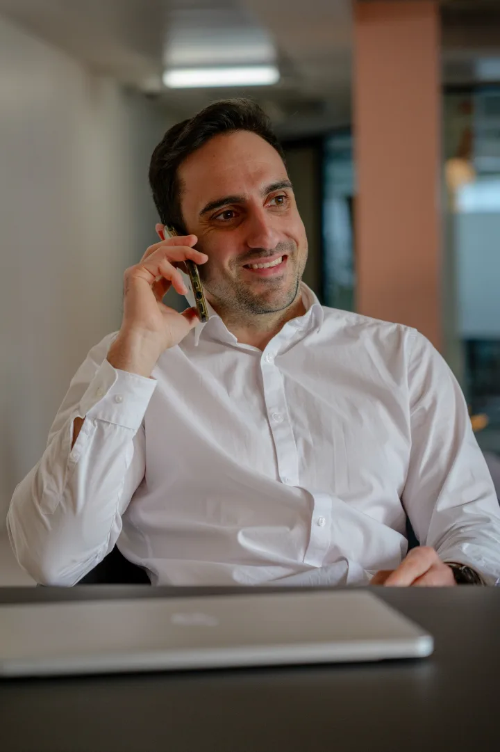 Julien Maslard au téléphone, en prospection commerciale B2B