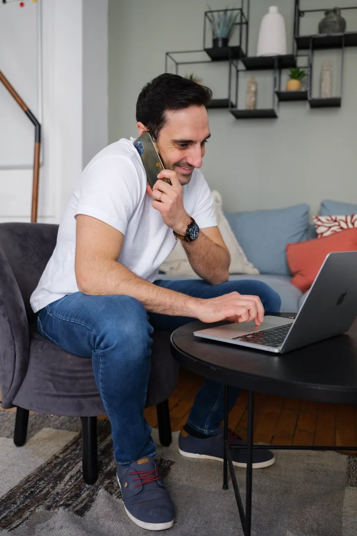 Julien Maslard au travail sur son laptop, structuration des Revenue Operations