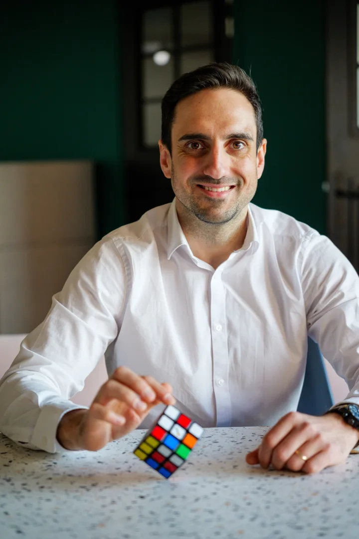 Julien Maslard, en train de résoudre un Rubik's cube, métaphore de la structuration d'une machine commerciale